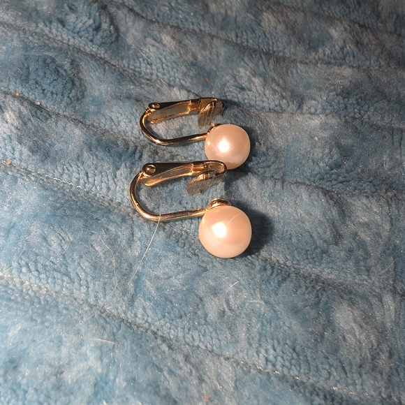 Vintage Pearl Earrings Clip On - Picture 3 of 7